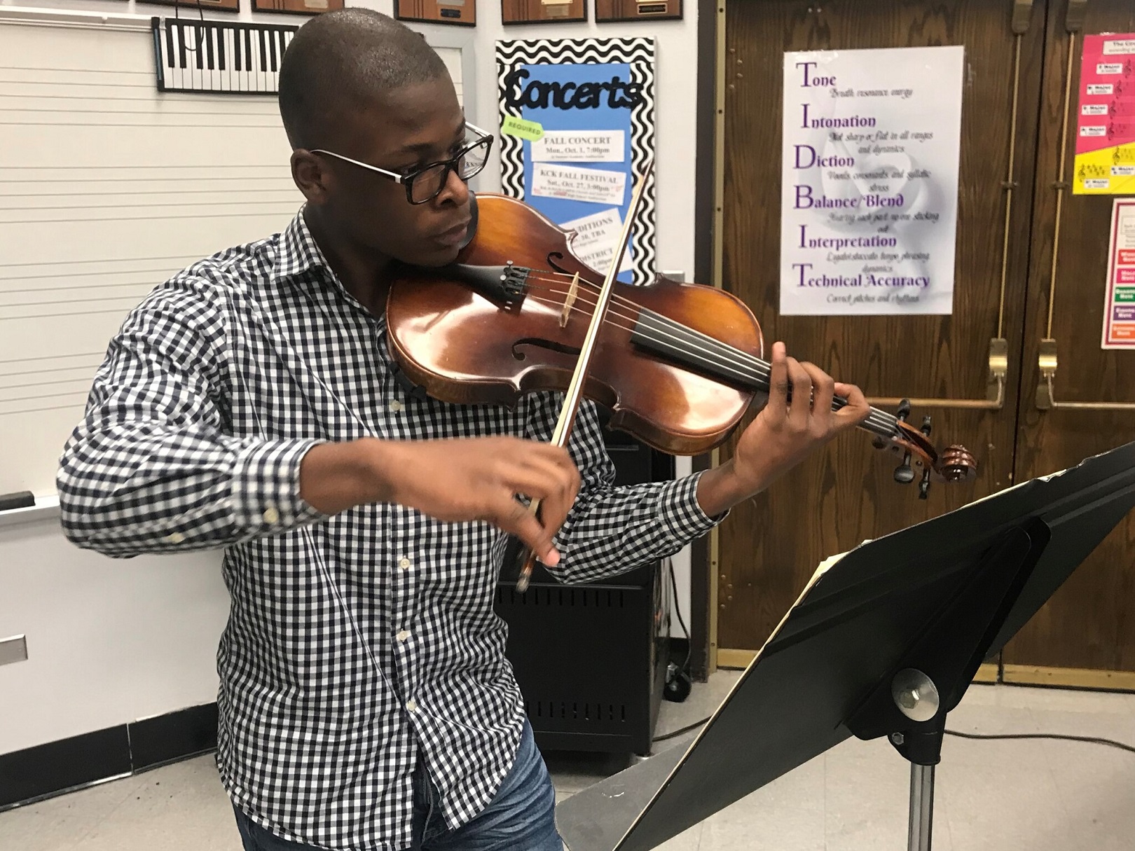 student-plays-violin-at-music-stand-while-crafting-technique-during-academy-lesson.jpg